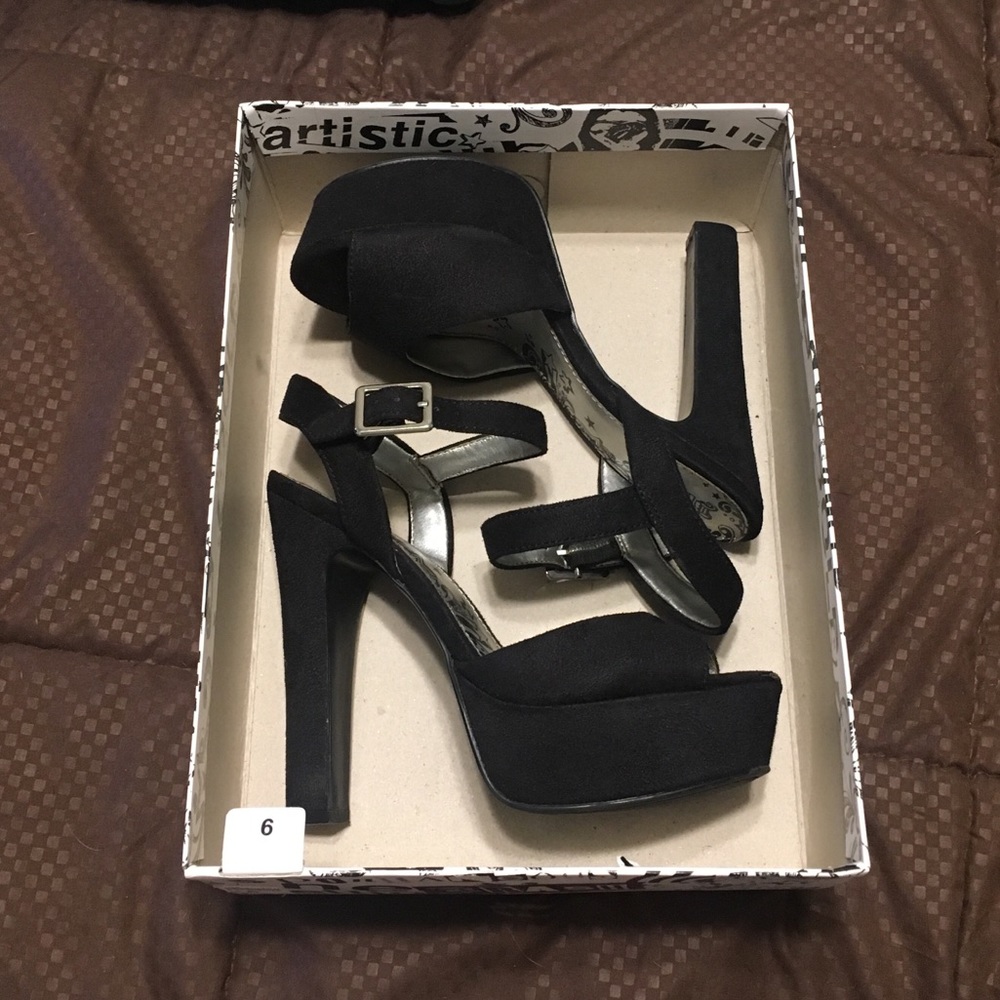 Brash black heels - size 6